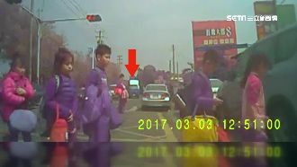 大貨車逆向闖紅燈　險撞倒整排學童