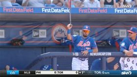 Luis Guillorme美技接住球棒（圖／翻攝自YouTube）