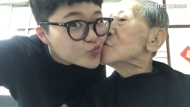 老夏與孫互動超萌　網友想起阿公阿嬤