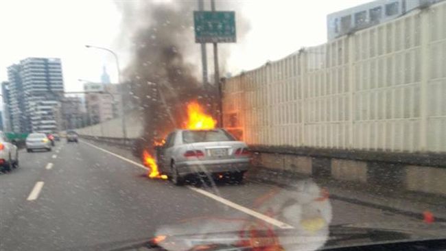 北市高架橋驚傳火燒車　起火原因不明