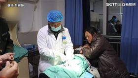 江西男童貪玩將橡圈套上下體　近三天才拿下來。