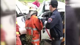沒下雨！轎車疑打滑撞電桿駕駛無心跳