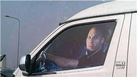 馮迪索,紅燈,隔熱紙,爆料公社,日本　圖／翻攝自爆料公社