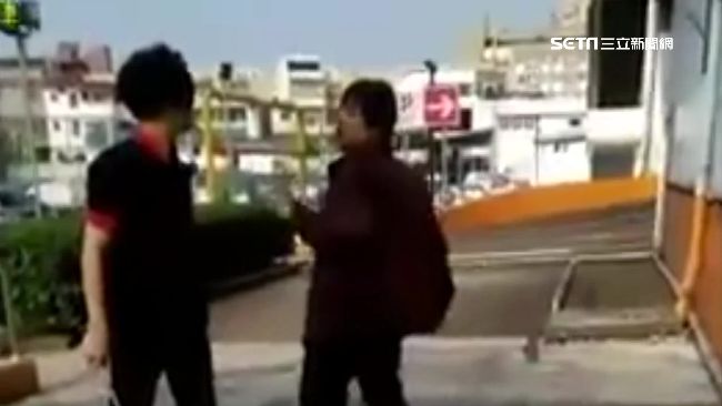 甩棍VS拳頭！賣場上演真人格鬥秀