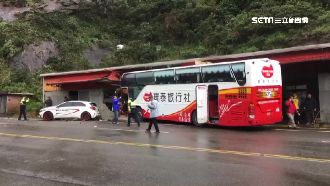 遊覽車撞民宅　司機疑心肌梗塞釀意外