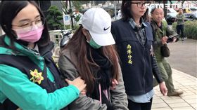 梁女在南港分局見到母親時，兩人相擁而泣，她表示自己不知如何面對家屬（楊忠翰攝）