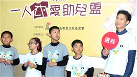 公益大使韋禮安「一人衣愛助兒盟」。（記者邱榮吉/攝影）