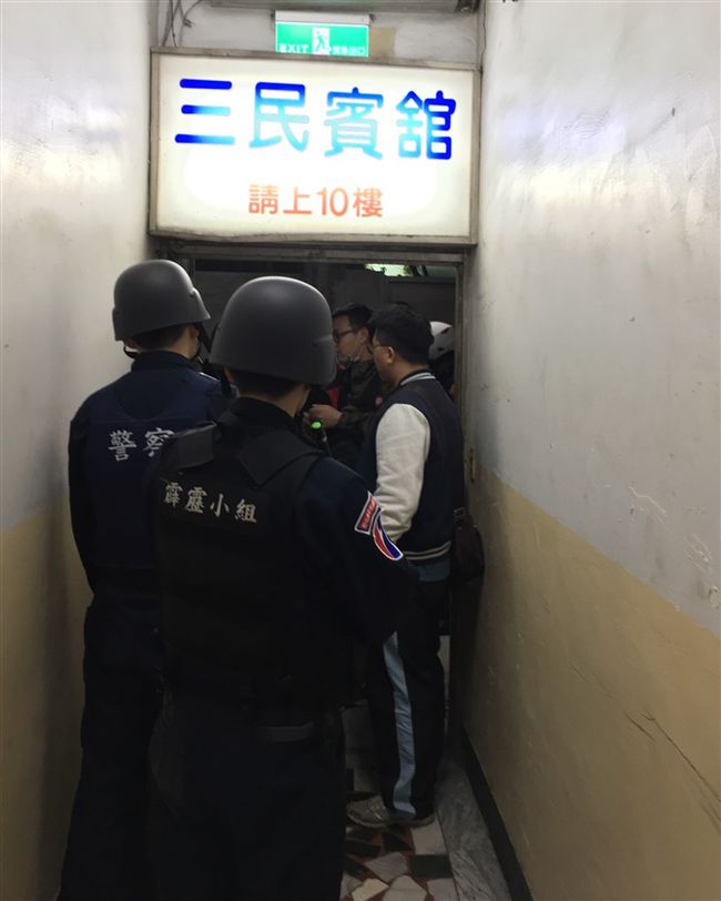 2017年，槍擊犯詹男躲在彰化車站附近一家賓館，與警方對峙。（圖／資料照）