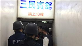 詹姓男子5日凌晨槍擊民宅，犯後躲藏彰化市一家賓館，員警6日循線逮人，詹男對空鳴槍，並持槍指頭欲輕生，經勸說投降。圖為警方行動畫面。（警方提供）