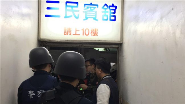 槍擊犯躲賓館遇圍捕　鳴槍對峙後投降