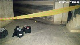 鑑識採集現場疑似無第三人腳印。