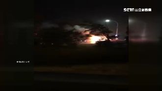 交流道猛烈火燒車　消防人員急灌救！