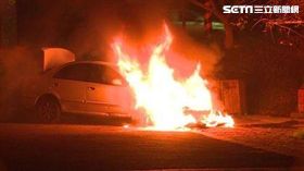 前民進黨國大代表蘇芳章深夜開車出門運動，車輛突然冒煙起火燃燒。