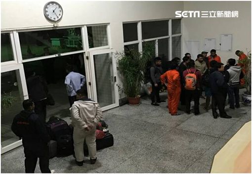 巴拿馬貨輪火燒船，16人平安獲救。