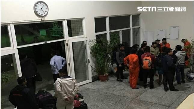 貨輪火燒船　海巡深夜疾馳救援16人