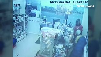 雨衣男搶超商　遭女店員勇猛喝斥擊退