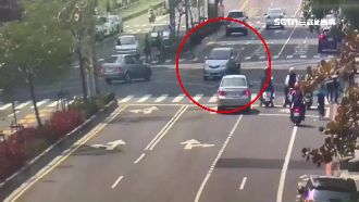 講手機分心變逆向　女撞車反罵別人