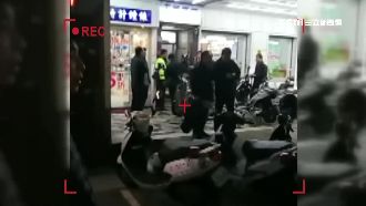 不顧子彈不長眼　圍觀民眾直播警攻堅