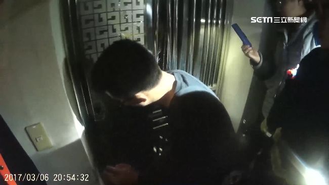 鎖匠開不了防盜門　2歲男童受困嚇哭
