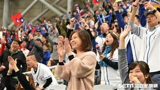 九局下落後12分　球迷依舊賣力加油