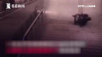 陸女低頭滑手機　踩空慘摔滿臉是血