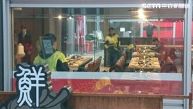 台北市火鍋店聘請辣妹穿比基尼擔任一日服務生，除了引發社會廣大迴響外，警方亦於昨天登門查訪（翻攝畫面）