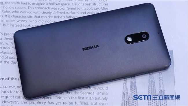 謝金河指出，手機曾稱霸世界的Nokia，在蘋果推出後節節敗退，宛如時代眼淚。（圖／資料照）