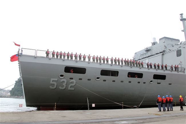 海軍106年敦睦遠航訓練支隊停泊基隆港口開放參觀，參與的磐石軍艦首次停靠基隆港。（記者邱榮吉/攝影）