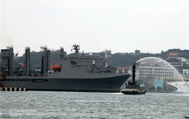 磐石軍艦首次停靠基隆港，噴水柱歡迎。（記者邱榮吉/攝影）