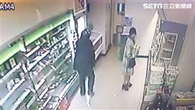 賴男在青雲路超商竊取東北酸菜白肉鍋冷凍料理包藏於上衣裡，店員在他走出店外時才攔下報警，賴男辯稱是皮膚癢才拿來冰敷（翻攝畫面）