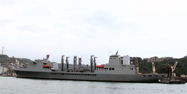 海軍106年敦睦遠航訓練支隊停泊基隆港口開放參觀，參與的磐石軍艦首次停靠基隆港。（記者邱榮吉/攝影）