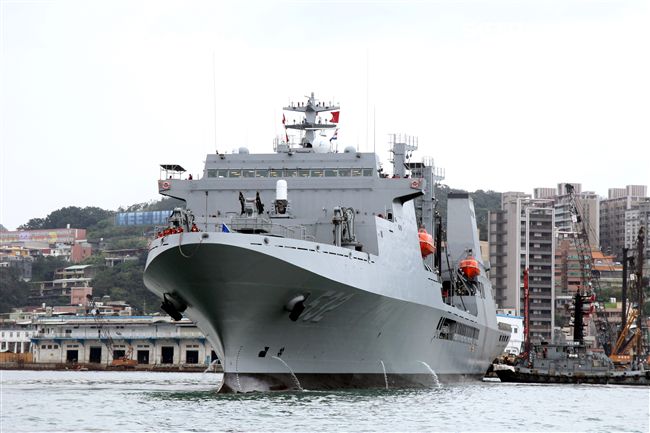 海軍106年敦睦遠航訓練支隊停泊基隆港口開放參觀，參與的磐石軍艦首次停靠基隆港。（記者邱榮吉/攝影）