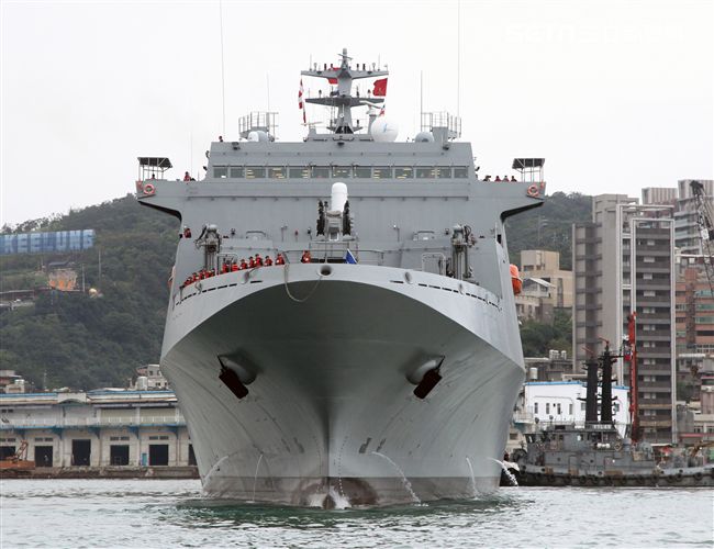 海軍106年敦睦遠航訓練支隊停泊基隆港口開放參觀，參與的磐石軍艦首次停靠基隆港。（記者邱榮吉/攝影）