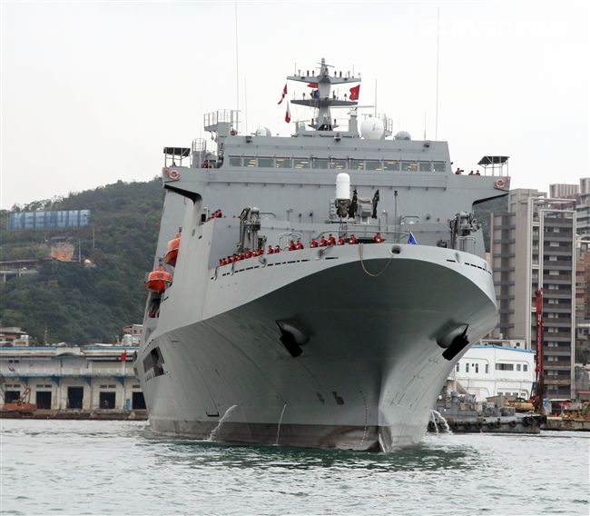 海軍106年敦睦遠航訓練支隊停泊基隆港口開放參觀，參與的磐石軍艦首次停靠基隆港。（記者邱榮吉/攝影）