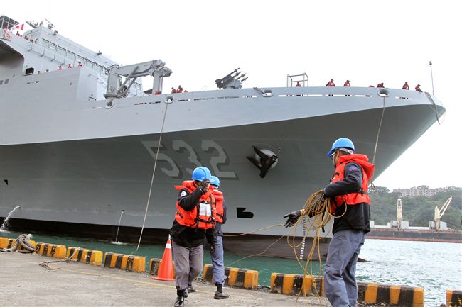 磐石軍艦首次停靠基隆港，士官兵拉繩索靠岸。（記者邱榮吉/攝影）
