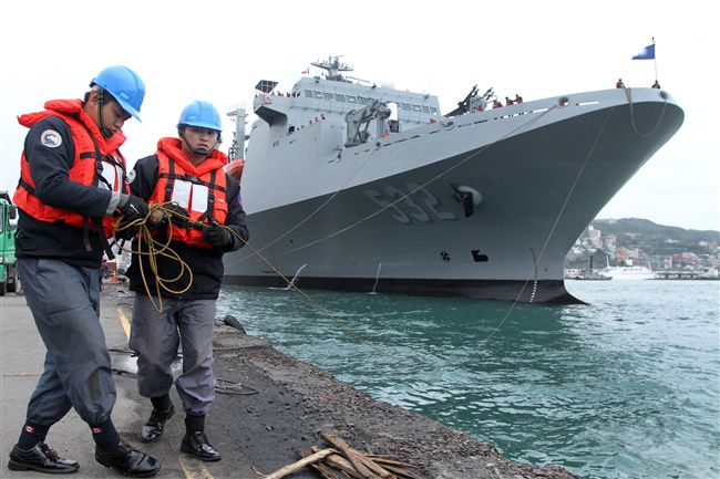 磐石軍艦首次停靠基隆港，士官兵拉繩索靠岸。（記者邱榮吉/攝影）