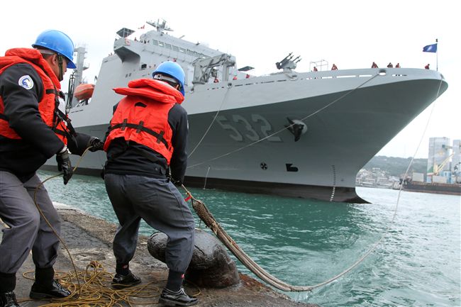 磐石軍艦首次停靠基隆港，士官兵拉繩索靠岸。（記者邱榮吉/攝影）