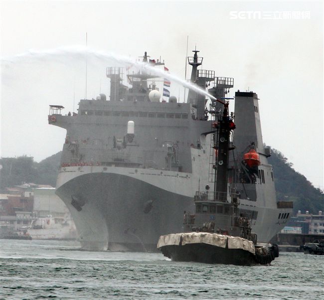 磐石軍艦首次停靠基隆港，噴水柱歡迎。（記者邱榮吉/攝影）