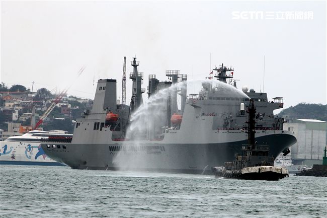 磐石軍艦首次停靠基隆港，噴水柱歡迎。（記者邱榮吉/攝影）