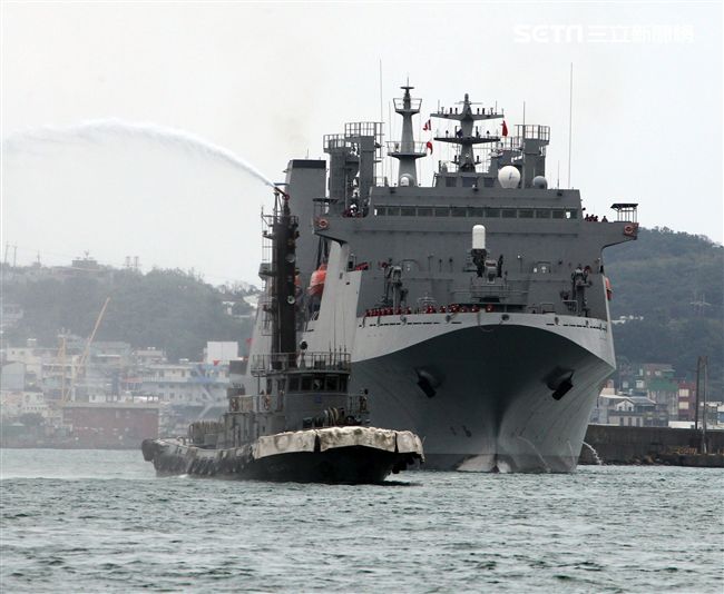 磐石軍艦首次停靠基隆港，噴水柱歡迎。（記者邱榮吉/攝影）