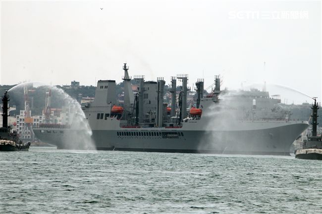 磐石軍艦首次停靠基隆港，噴水柱歡迎。（記者邱榮吉/攝影）