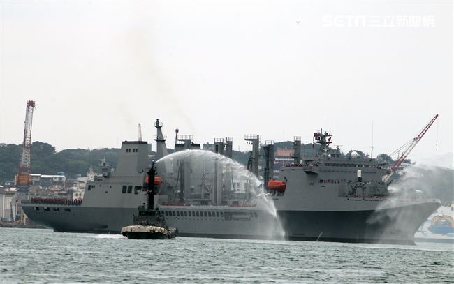 磐石軍艦首次停靠基隆港，噴水柱歡迎。（記者邱榮吉/攝影）