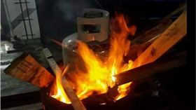 桶仔雞,瓦斯桶,柴火,雞肉,烤雞,爆料公社　圖／翻攝自臉書爆料公社