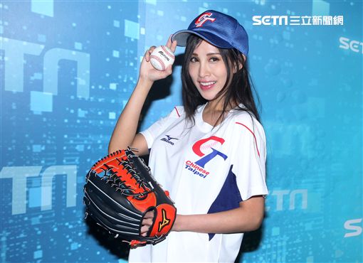 擁有F奶火辣身材的卓苡瑄Jessie穿著中華啦啦隊服，為WBC經典賽中華健兒加油。（記者邱榮吉/攝影）