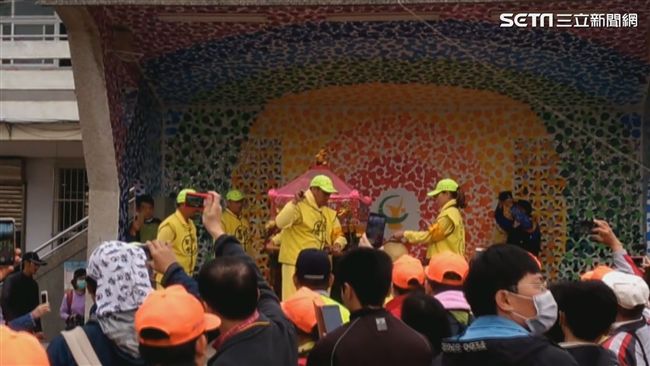 白沙屯媽祖鑾轎　感應進追分國小