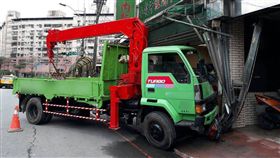 基隆1名70歲婦人7日上午10時多，走路行經基金一路時
，突遭1輛煞車失靈的大貨車迎面撞擊，老婦一度卡在
車頭下，拉出時竟幾乎毫髮無傷，僅腿部稍有破皮。
（民眾提供）
中央社記者王朝鈺傳真 106年3月7日