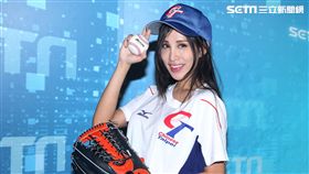 擁有F奶火辣身材的卓苡瑄Jessie穿著中華啦啦隊服，為WBC經典賽中華健兒加油。（記者邱榮吉/攝影）