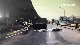 夫妻雙載突倒地　婦遭路過砂石車輾斃