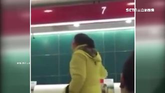 疑不滿投資損失　婦人銀行咆哮丟雞蛋
