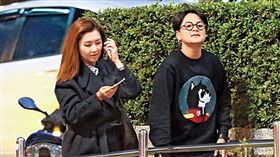 鏡週刊於2月14日西洋情人節當天，直擊Selina與經紀人余捷一同收工，2人同進同出，身旁沒有別的同事。